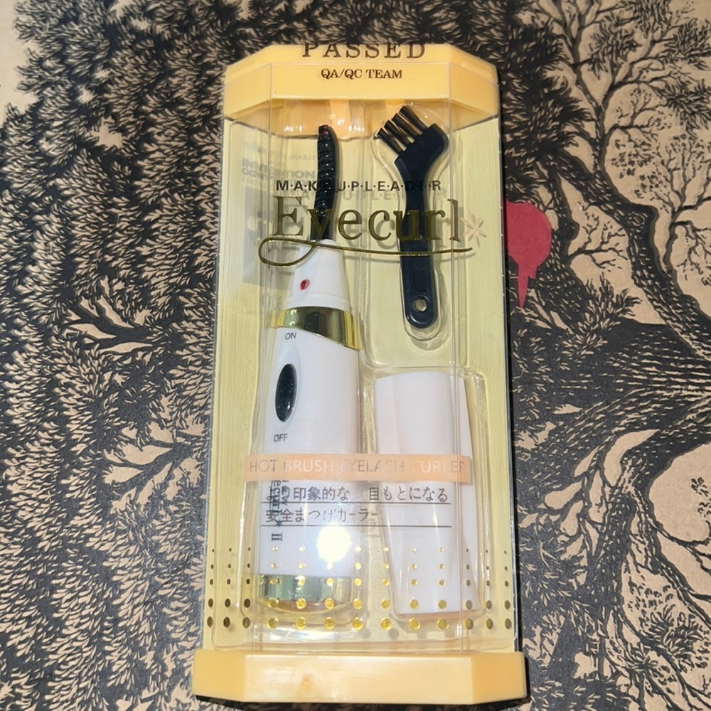 NIB- heated eyelash curler